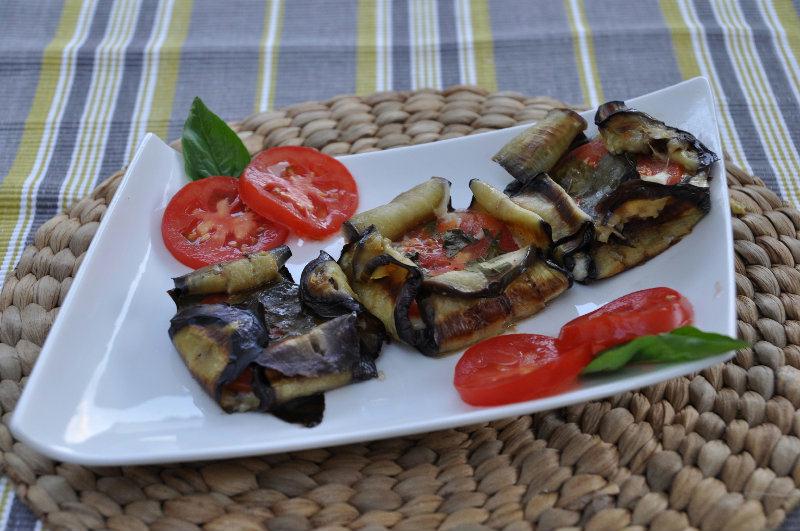 Paniers d'aubergines, tomates et mozzarella