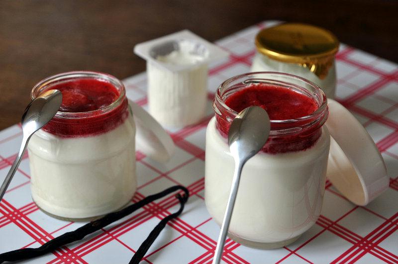 Yaourt vanille et coulis de framboise