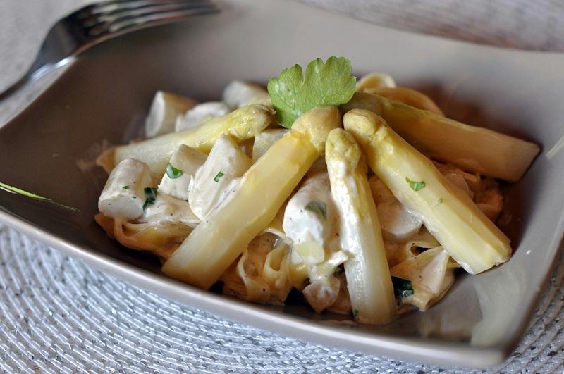 Tagliatelles fraiches aux pointes d'asperges blanches