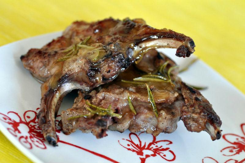 Côtelettes d'agneau au miel et romarin
