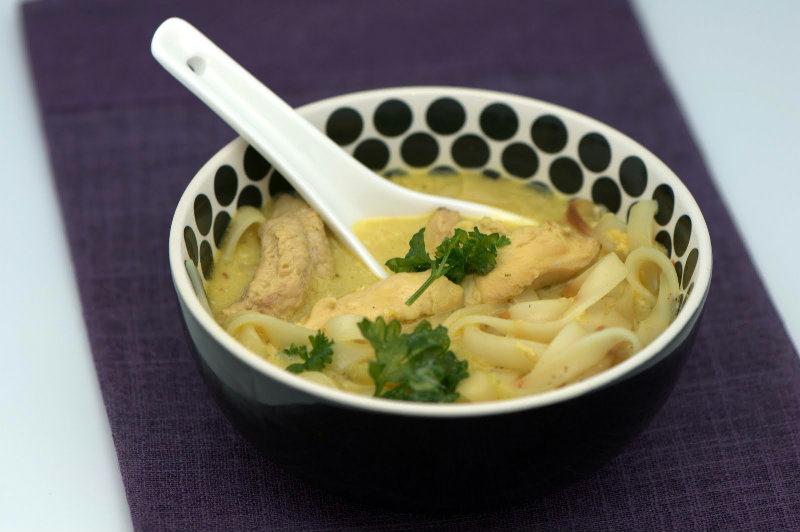 Potage asiatique au poulet et au lait de coco