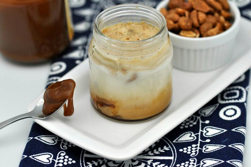 Yaourt sur coulis de caramel et cacahuète enrobées