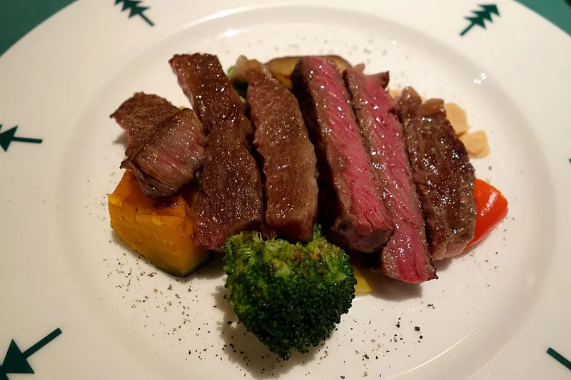 Le steak de bœuf : 28 g de protéines pour 100 g